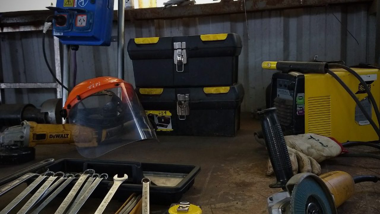 Mesa de trabajo de Zeus S.R.L. con herramientas