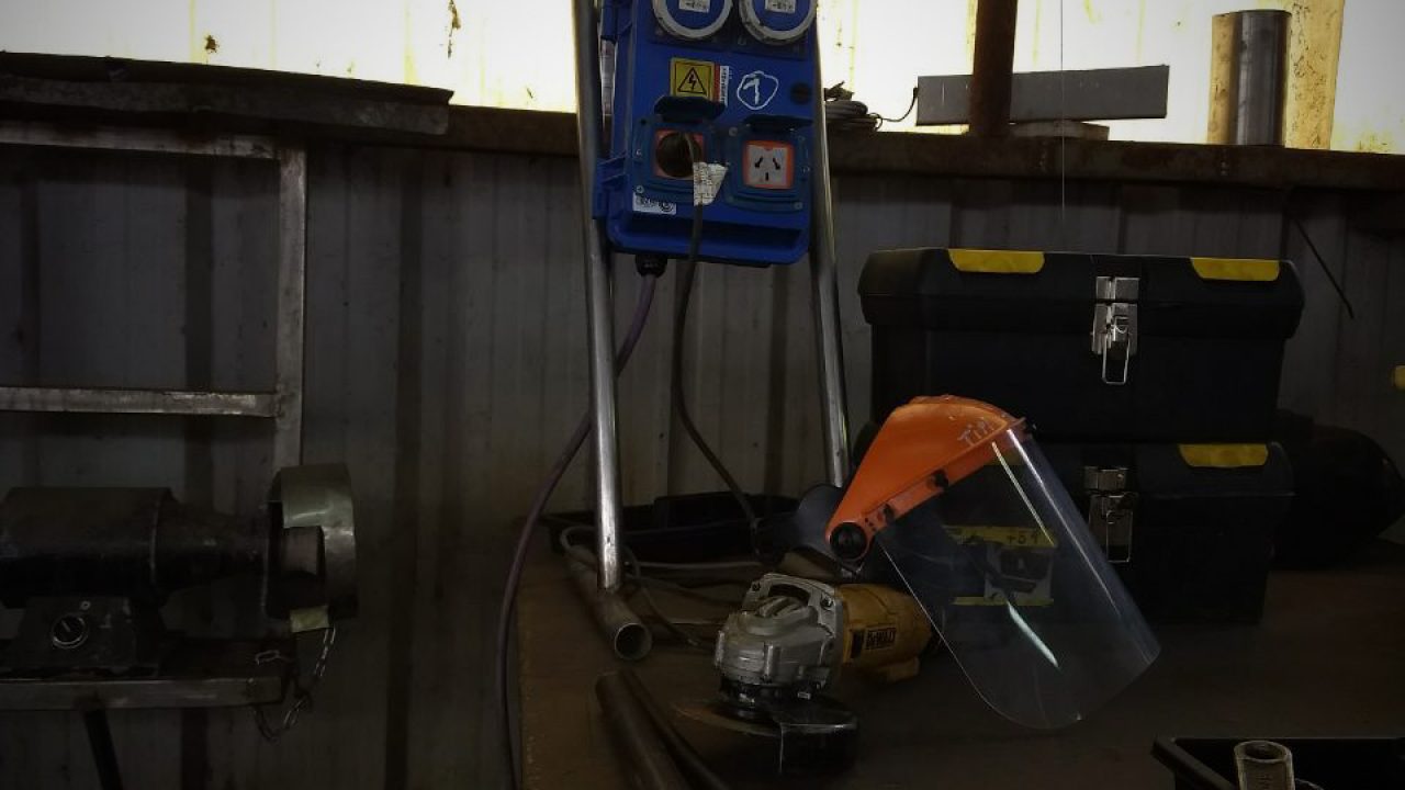 Mesa de trabajo de Zeus S.R.L. con herramientas